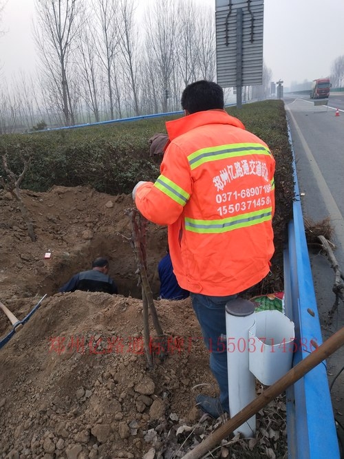 青海青海高速公路标志牌基础施工案例